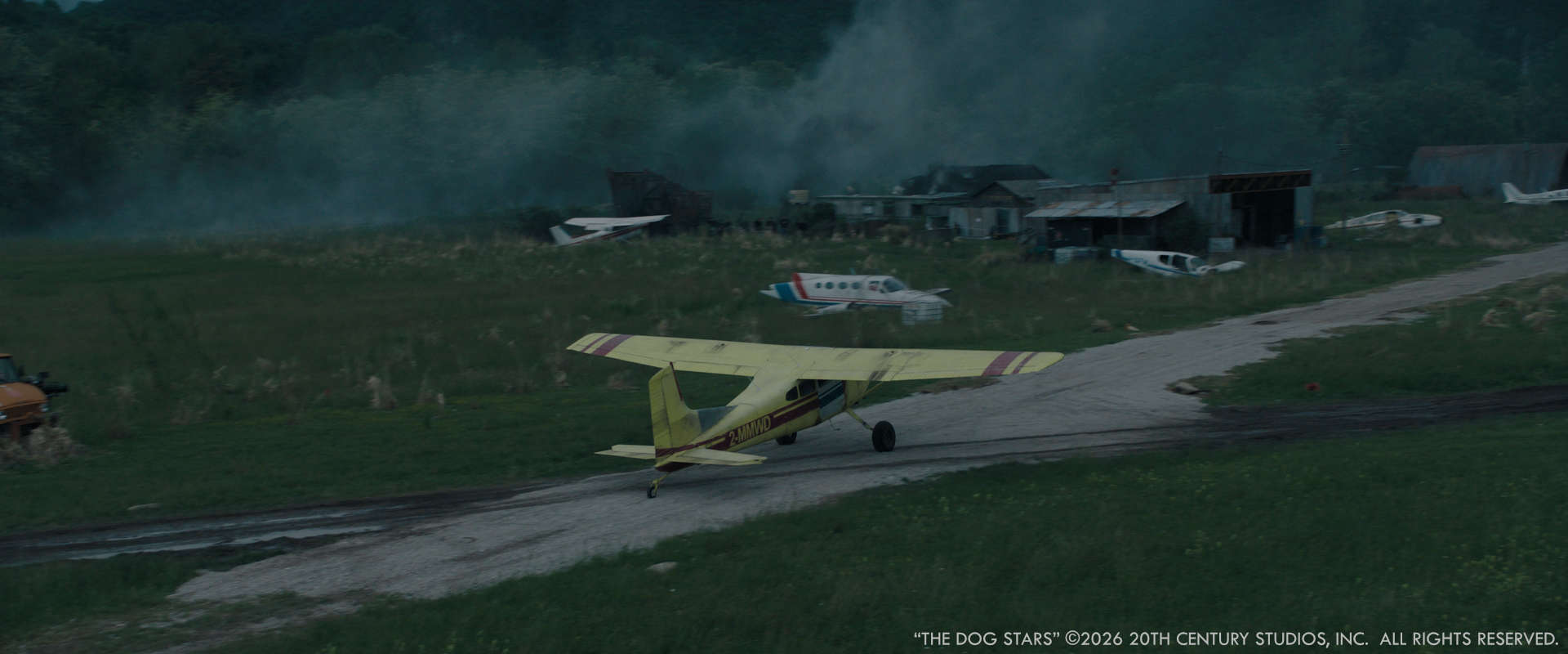 撮影素材:滑走路と黄色い飛行機を撮った映像